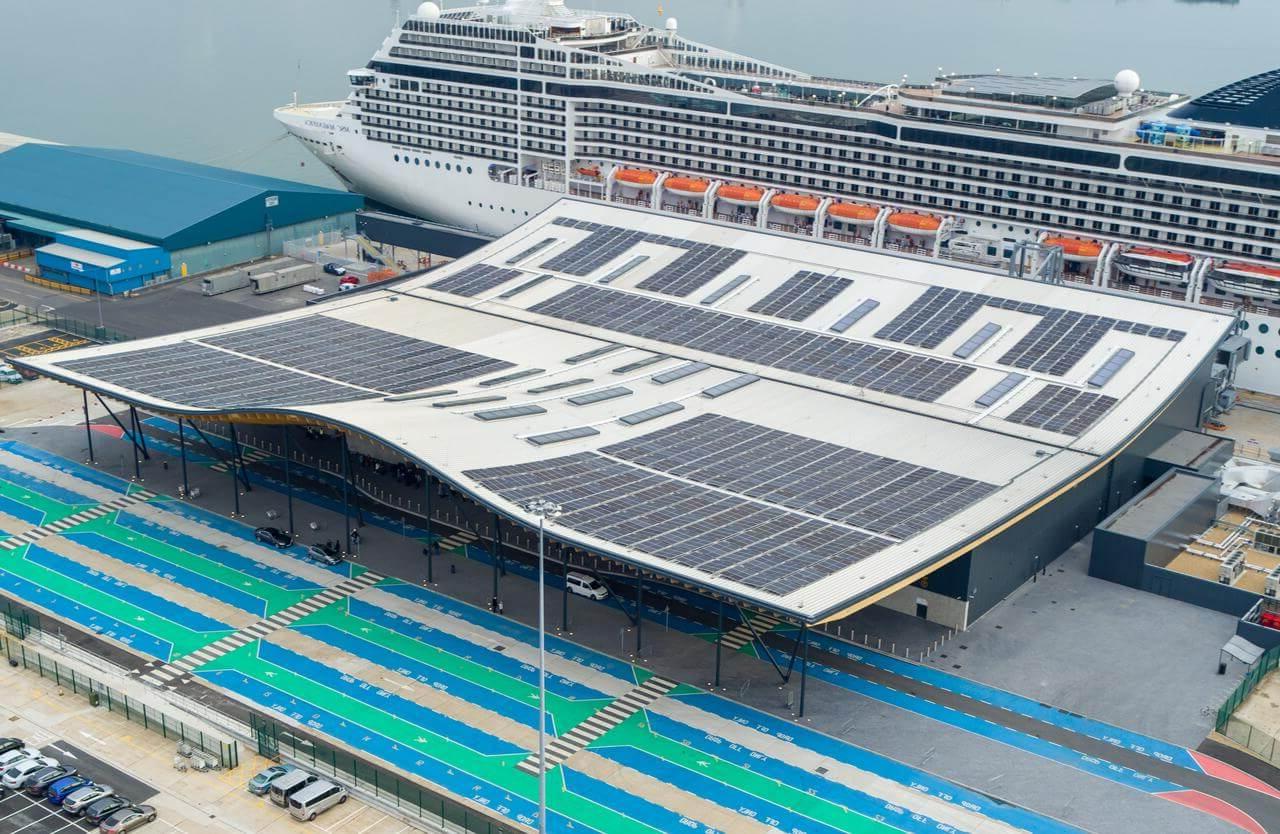 一艘停靠在码头上的邮轮码头屋顶上的太阳能电池板