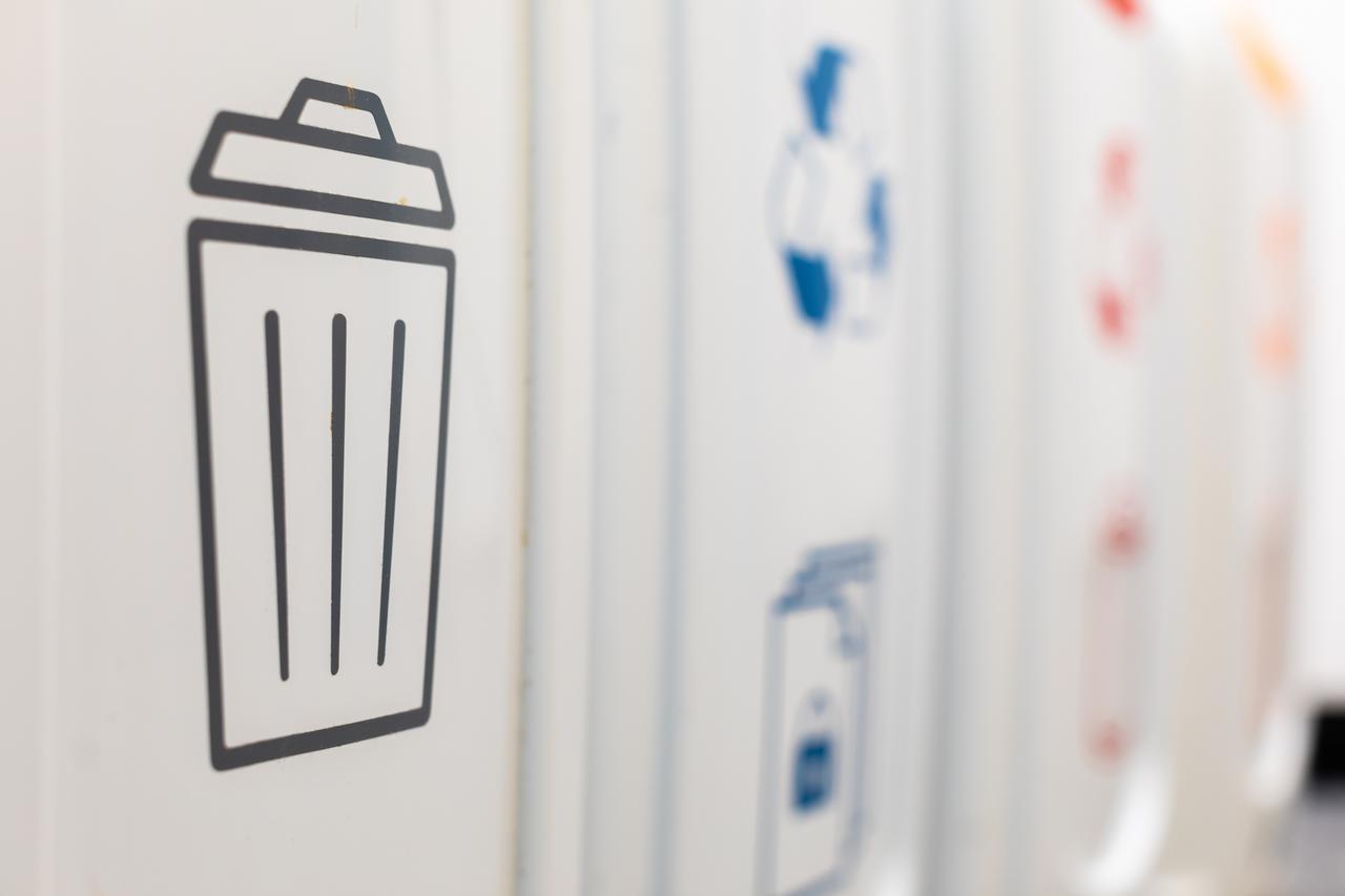 关闭 up of the symbols on rubbish/waste bins